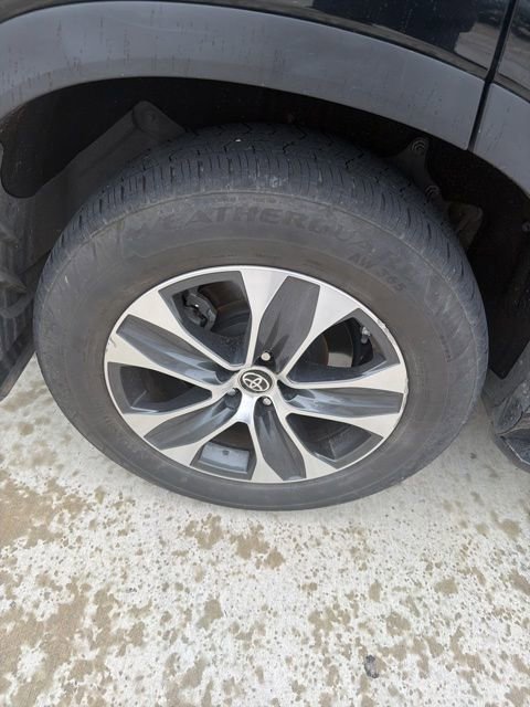 Used 2024 Toyota Highlander XLE AWD/4WD image 19