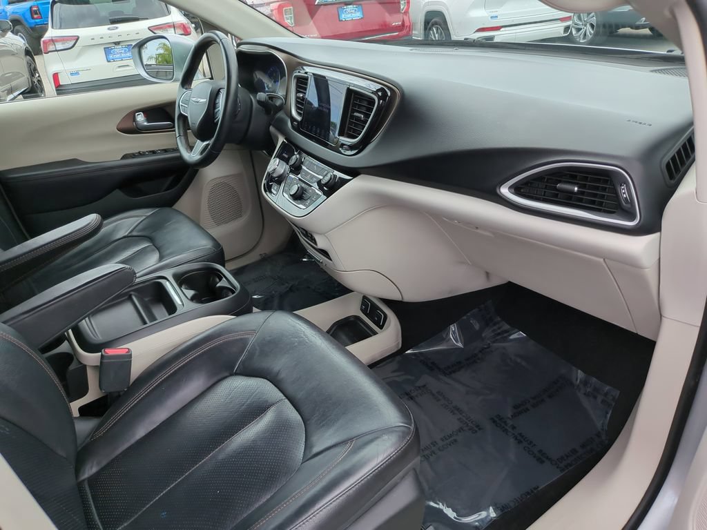 Used 2018 Chrysler Pacifica Touring-L FWD image 14