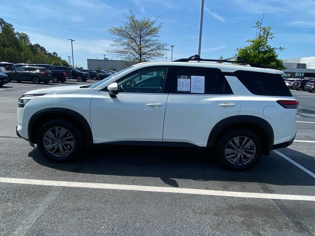 Used 2022 Nissan Pathfinder SV w/ SV Black Package image 2