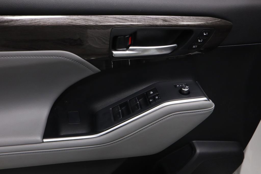 Used 2023 Toyota Highlander Limited image 22