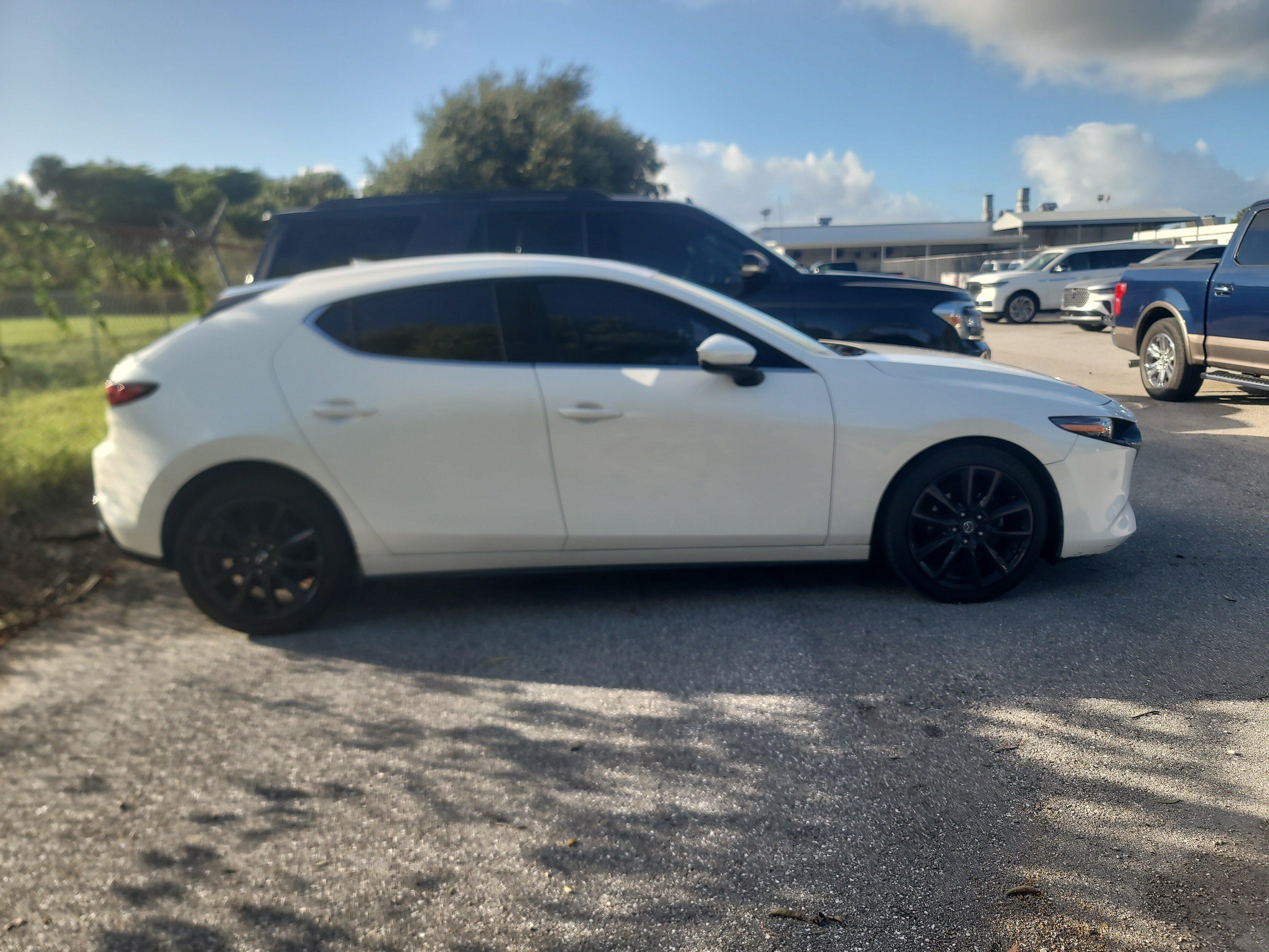 Used 2019 MAZDA MAZDA3 Hatchback w/ Premium Package FWD image 2