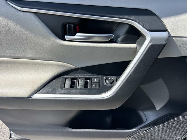 Used 2020 Toyota RAV4 XLE w/ Convenience Package FWD image 30