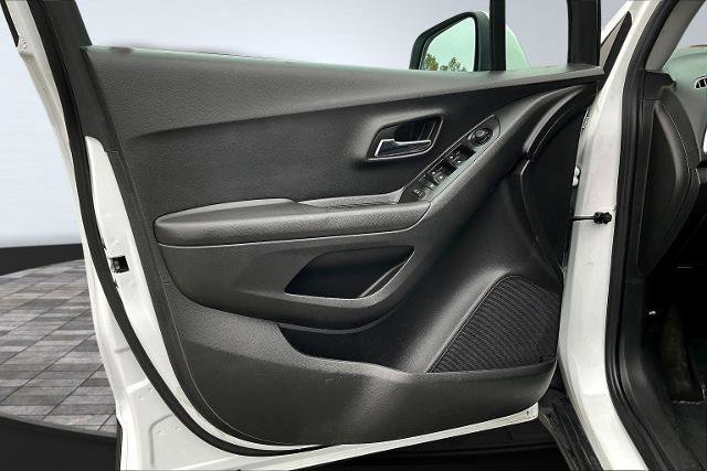 Used 2022 Chevrolet Trax LT w/ LT Convenience Package image 26