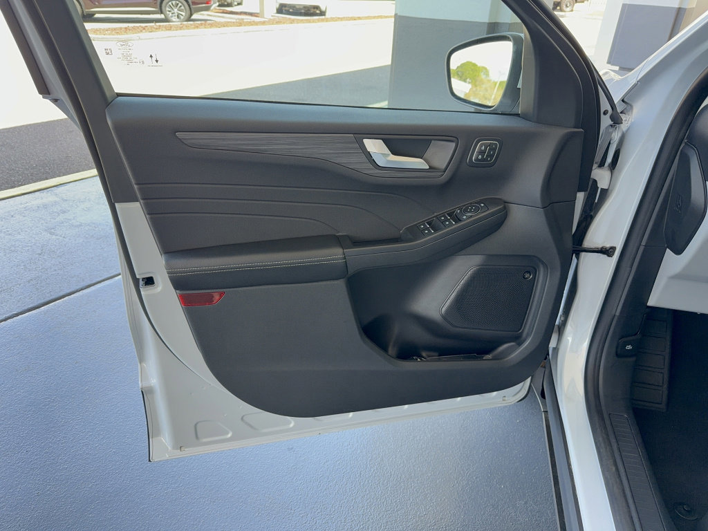 Certified 2025 Ford Escape SE w/ PHEV Premium Package image 8