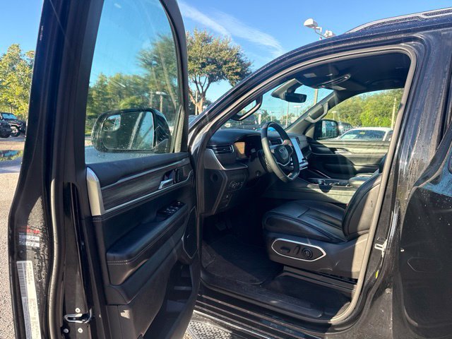 Used 2024 Jeep Wagoneer Series II w/ Flexible Seating Group AWD/4WD image 13
