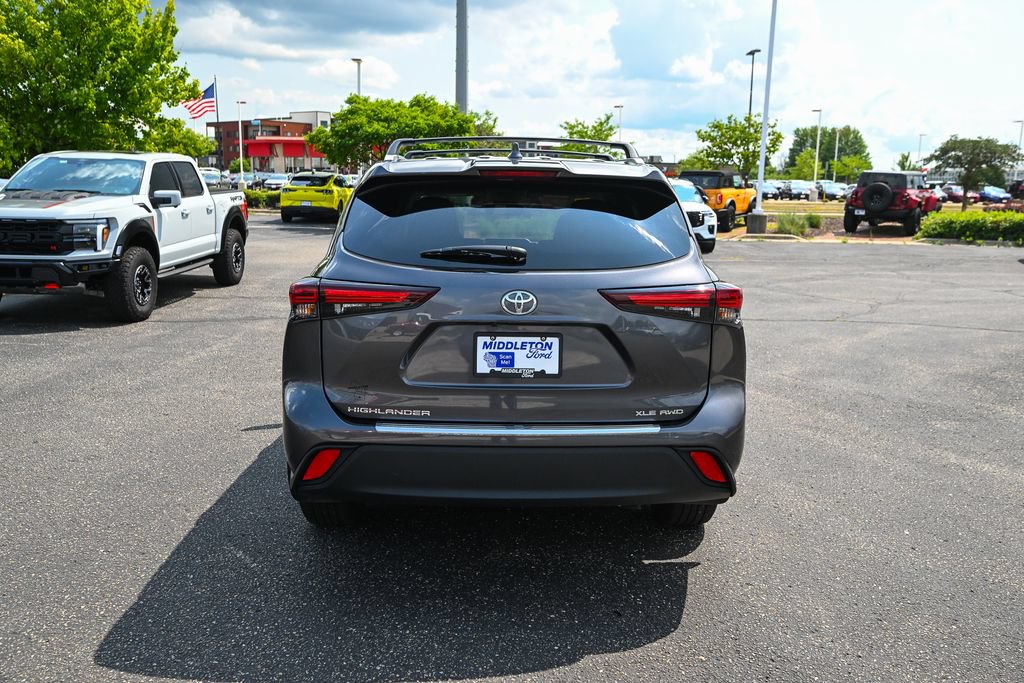 Used 2024 Toyota Highlander XLE AWD/4WD image 4