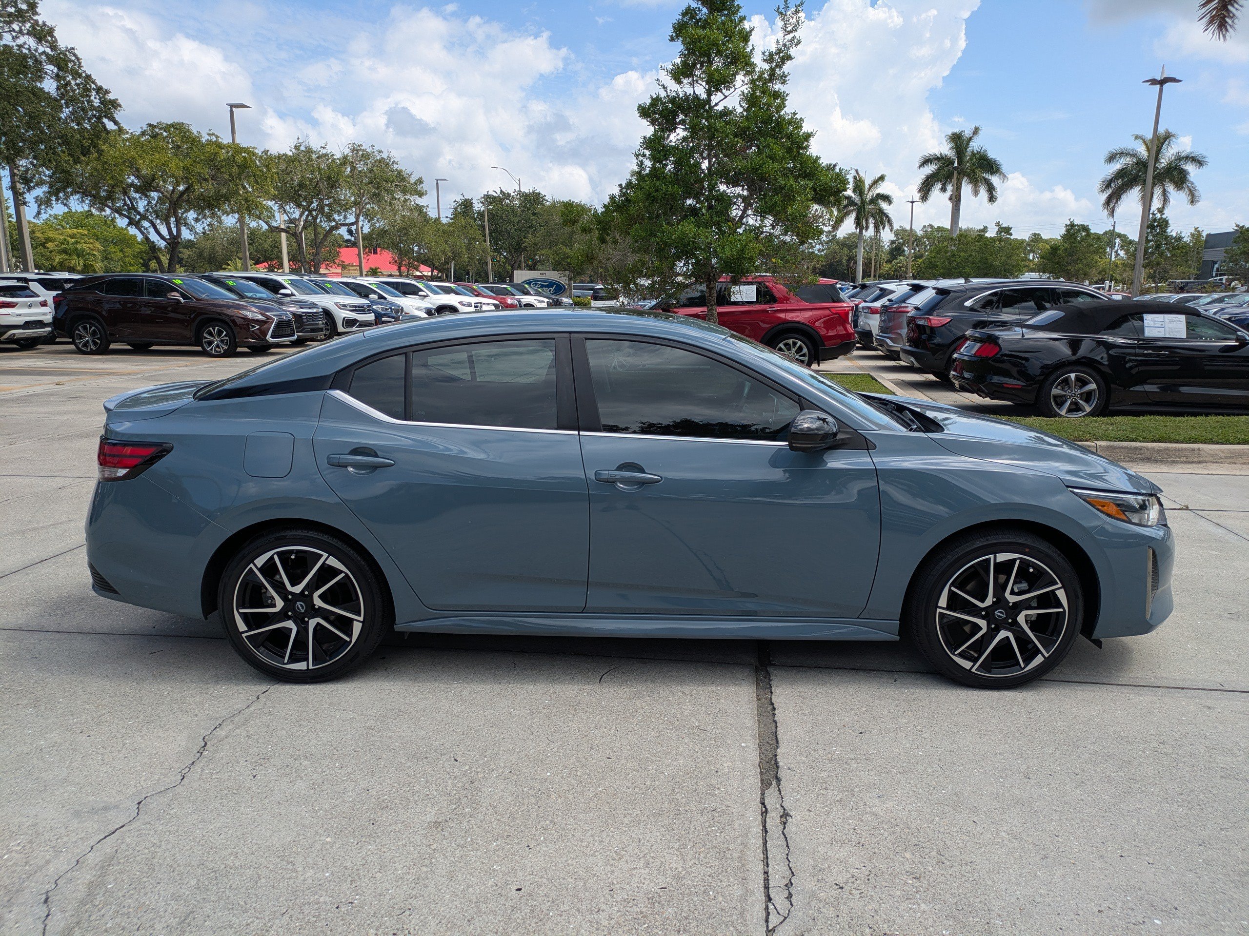 Used 2024 Nissan Sentra SR w/ SR Premium Package FWD image 3
