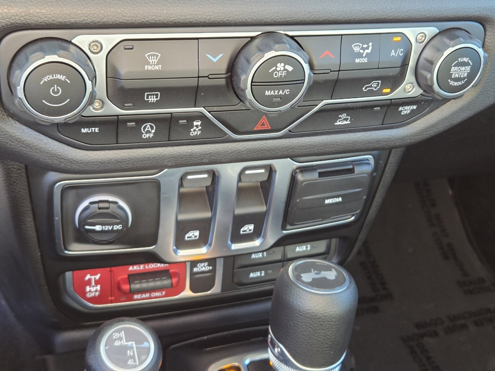 Used 2025 Jeep Wrangler Sport image 22