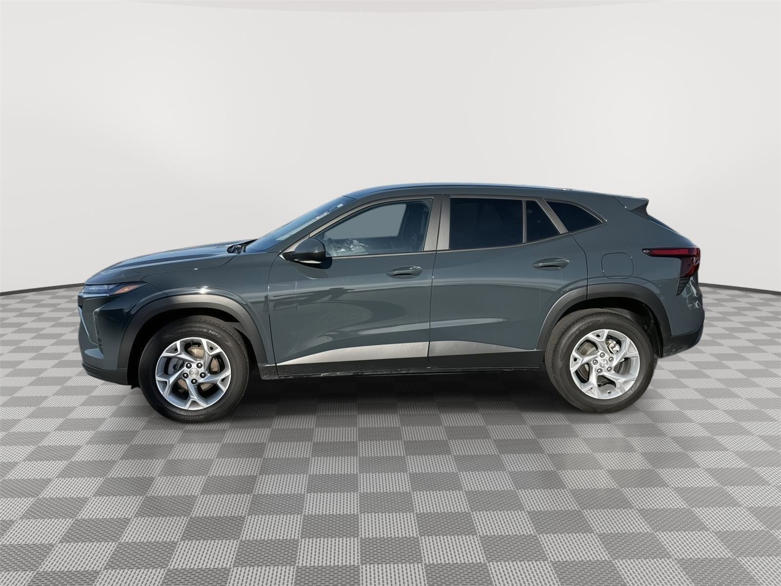 Used 2025 Chevrolet Trax LS w/ LS Convenience Package image 2