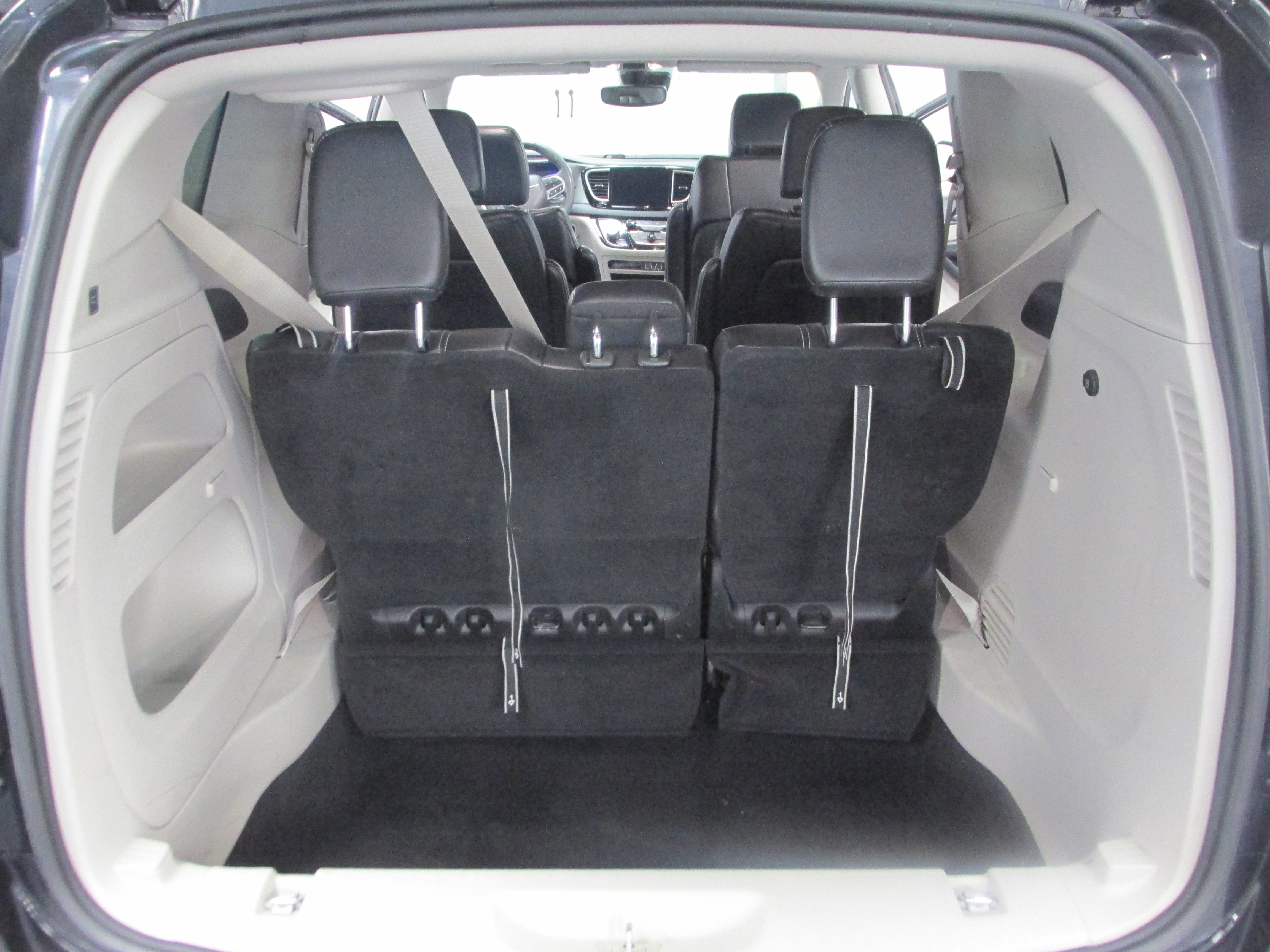 Used 2023 Chrysler Pacifica Touring-L FWD image 23