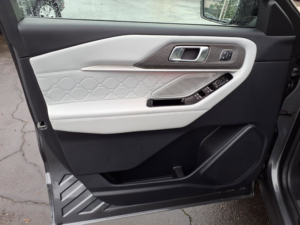 Certified 2025 Ford Explorer Platinum w/ Ultimate Package image 16