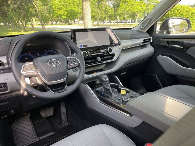 Used 2025 Toyota Highlander Platinum AWD/4WD image 3