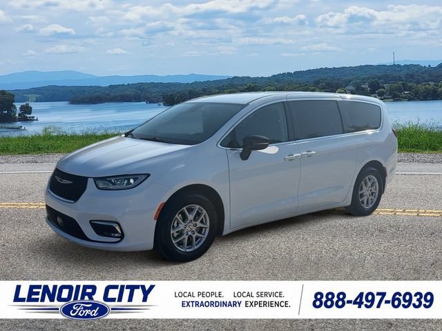Used 2024 Chrysler Pacifica Touring-L FWD image 7