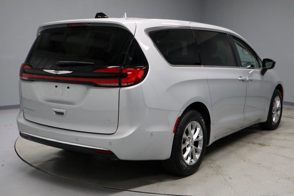 Used 2024 Chrysler Pacifica Touring-L image 5