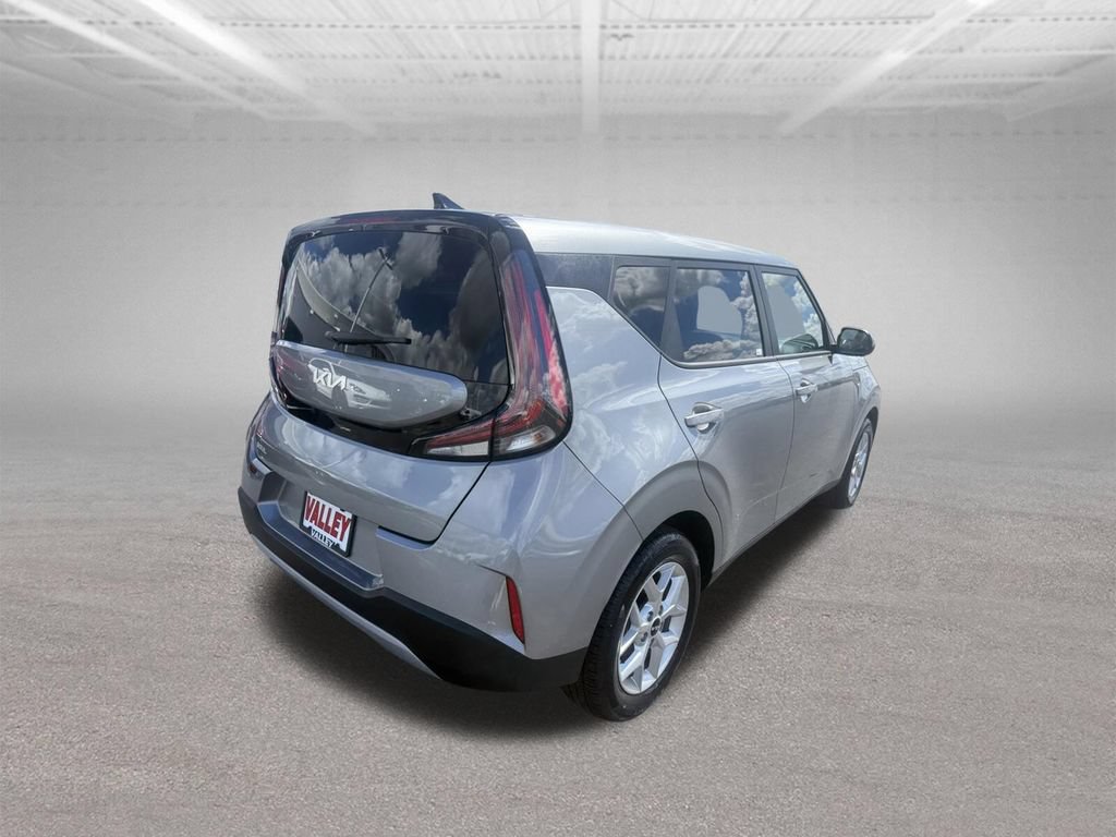 Used 2025 Kia Soul LX w/ LX Technology Package FWD image 4