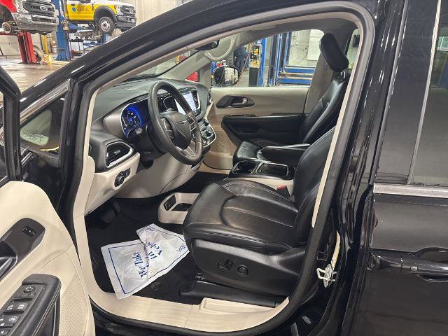 Used 2024 Chrysler Pacifica Touring-L image 12