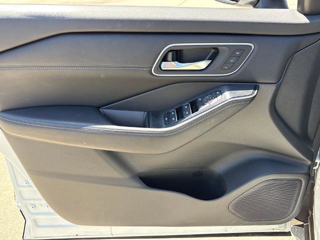 Used 2024 Nissan Rogue Platinum w/ Platinum Premium Package FWD image 16