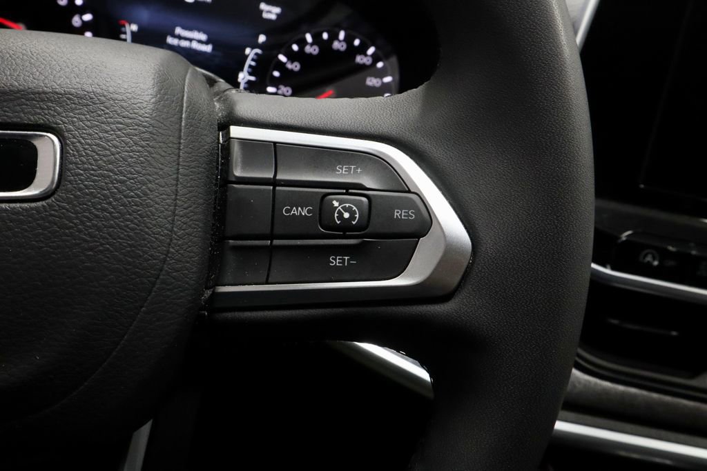 Used 2025 Jeep Compass Latitude image 28