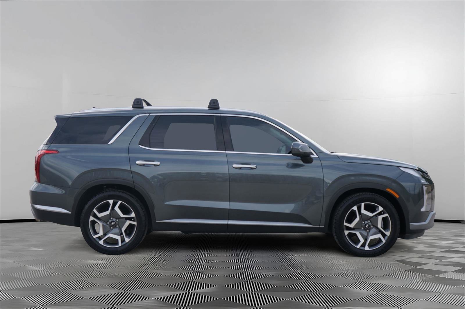 Used 2023 Hyundai Palisade SEL w/ Premium Package FWD image 4