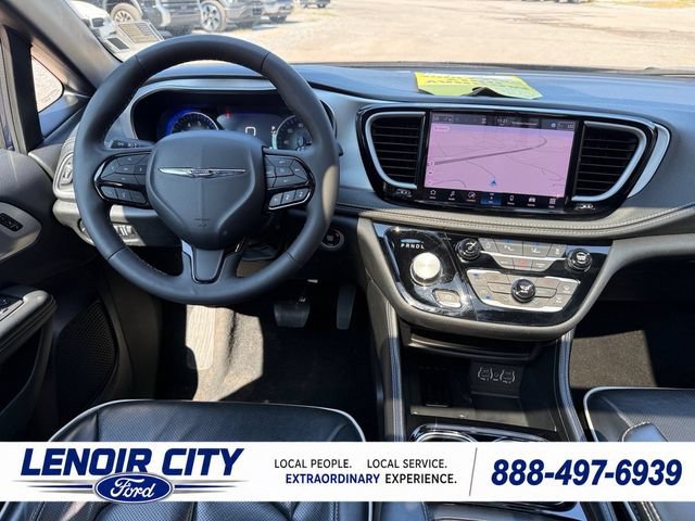 Used 2025 Chrysler Pacifica Limited FWD image 15
