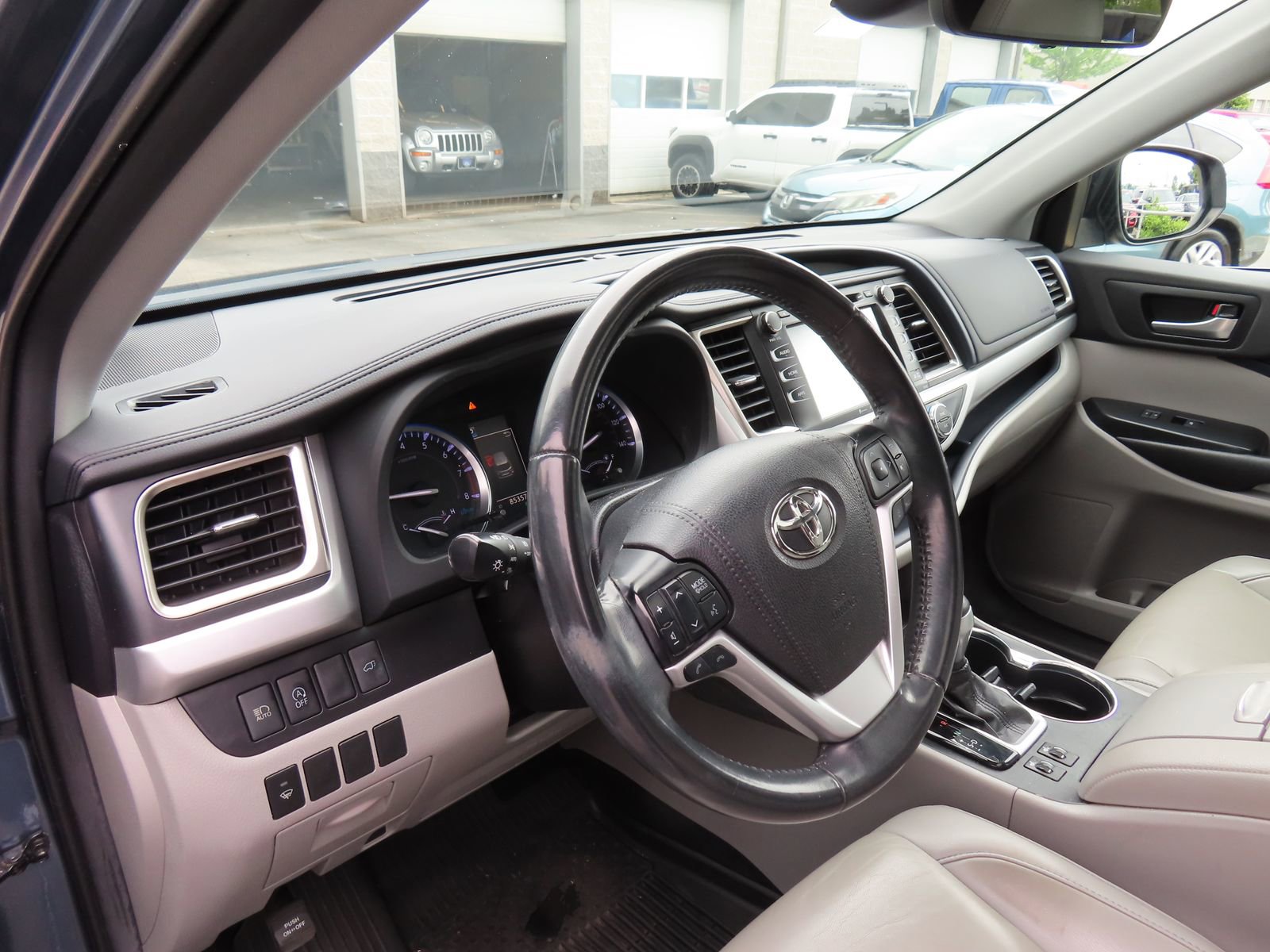 Used 2019 Toyota Highlander XLE AWD/4WD image 13