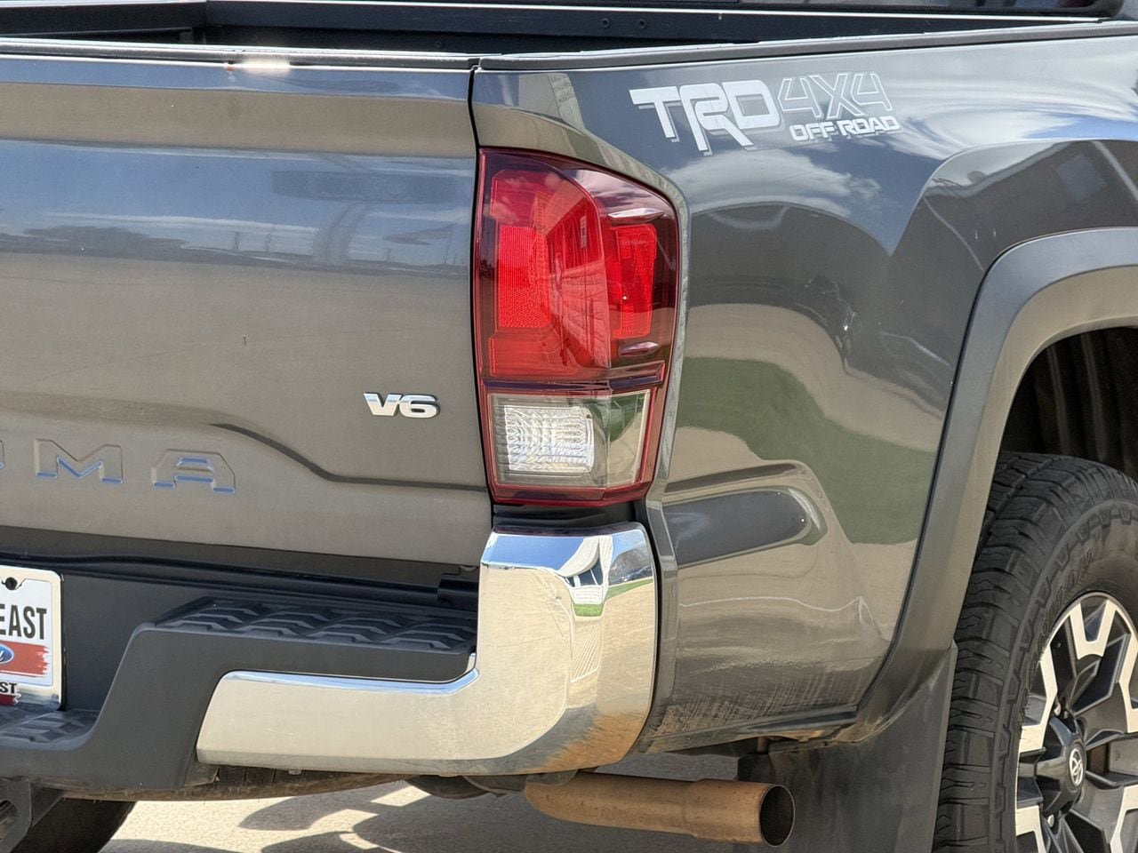 Used 2018 Toyota Tacoma TRD Off-Road AWD/4WD image 7