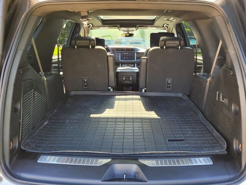 Used 2023 GMC Yukon Denali w/ Denali Reserve Package image 15