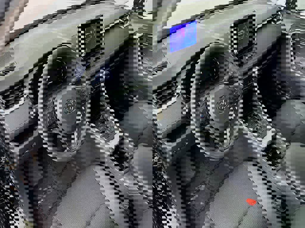 Used 2025 Toyota RAV4 LE image 9