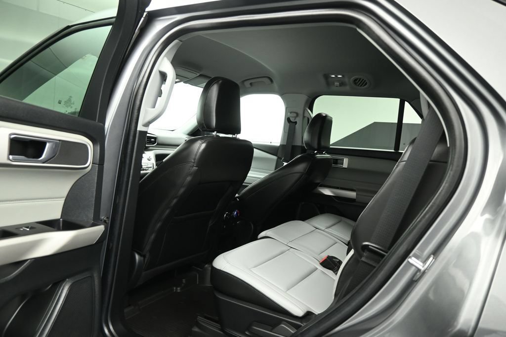 Certified 2021 Ford Explorer XLT w/ Equipment Group 202A RWD image 17