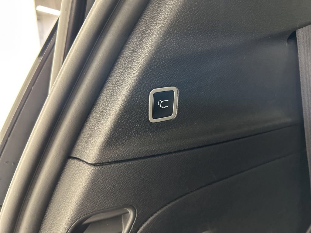 Used 2025 Chrysler Pacifica Select image 32