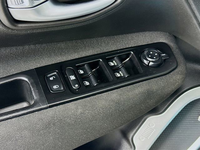 Used 2021 Jeep Renegade Latitude w/ Sun & Sound Group image 17