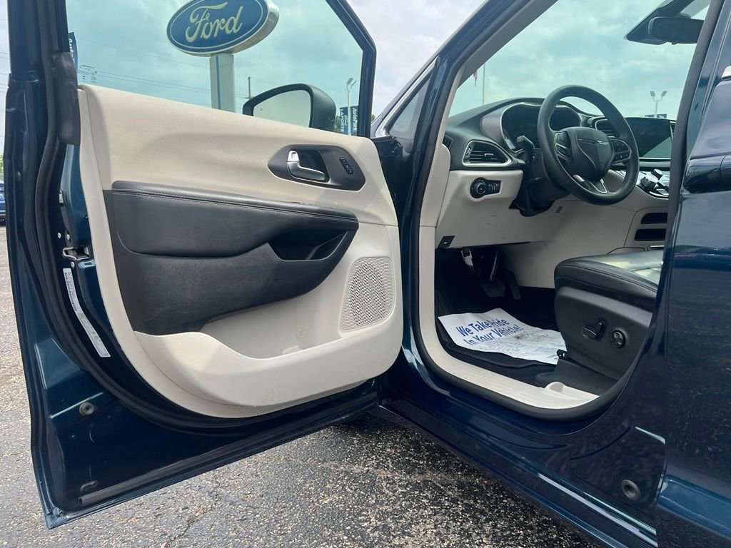 Used 2023 Chrysler Pacifica Touring-L FWD image 15