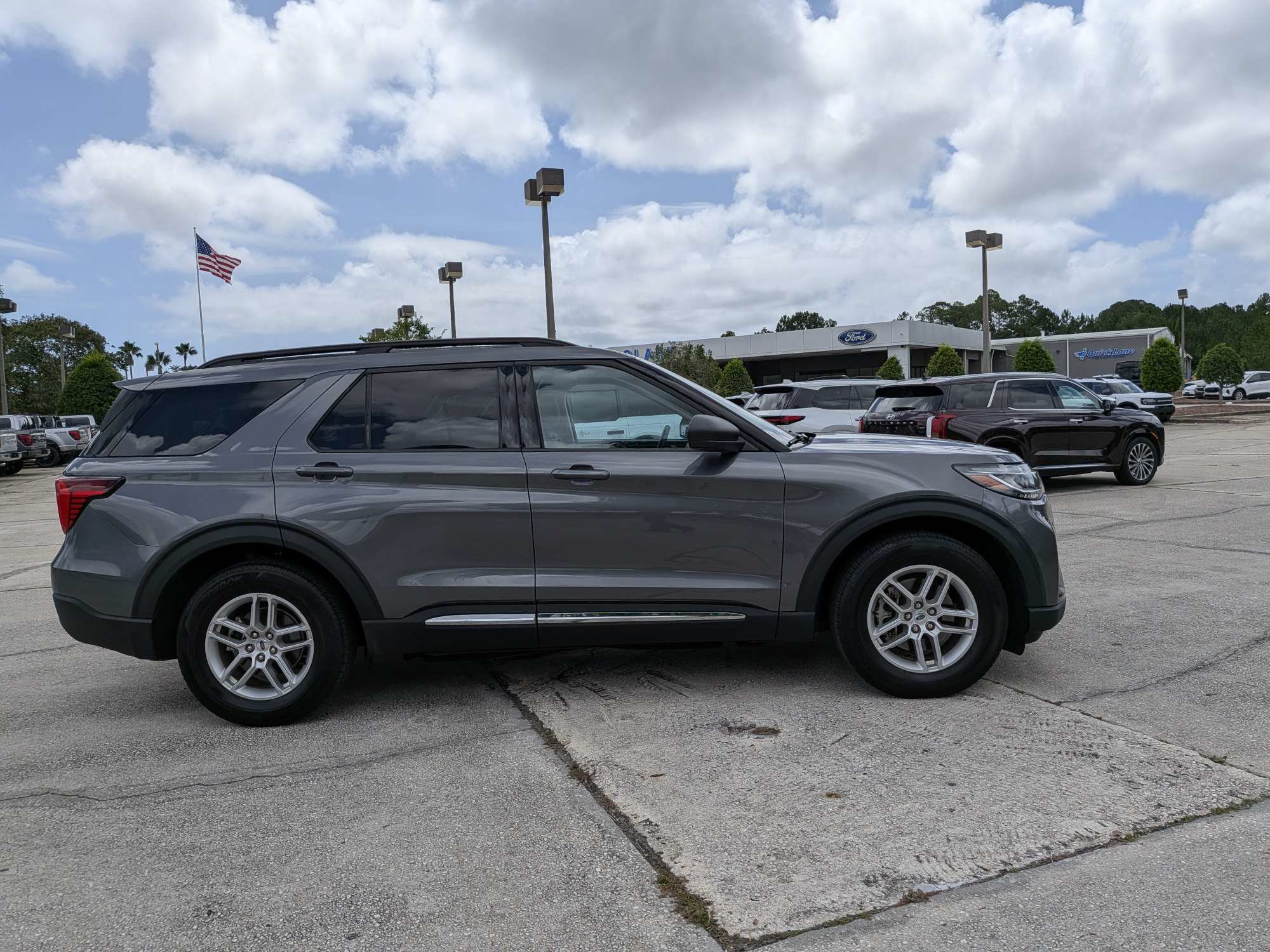 Certified 2025 Ford Explorer Active RWD image 3