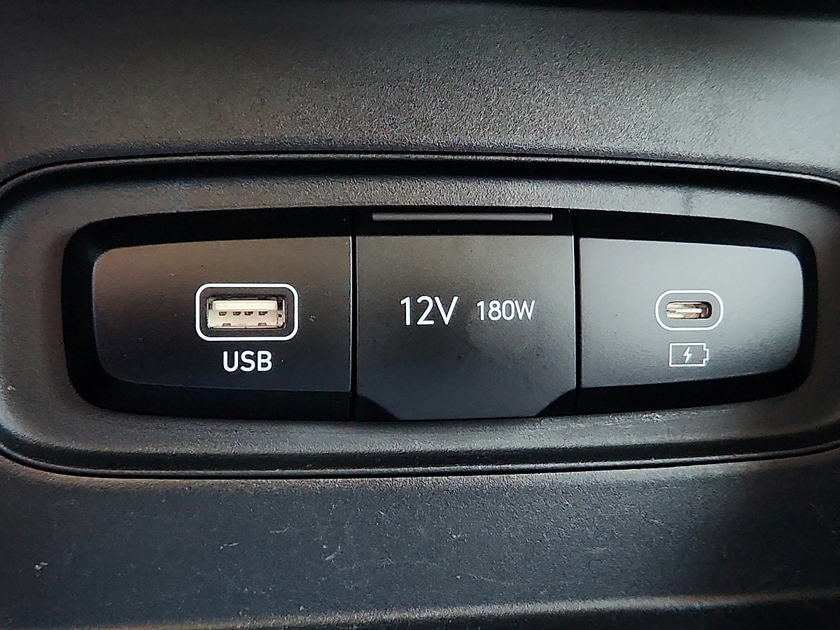 Used 2023 Hyundai Venue SEL FWD image 10