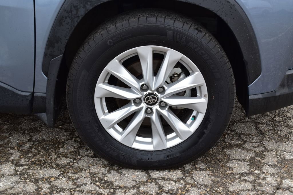 Used 2024 Toyota Corolla Cross LE w/ Moonroof Package image 4