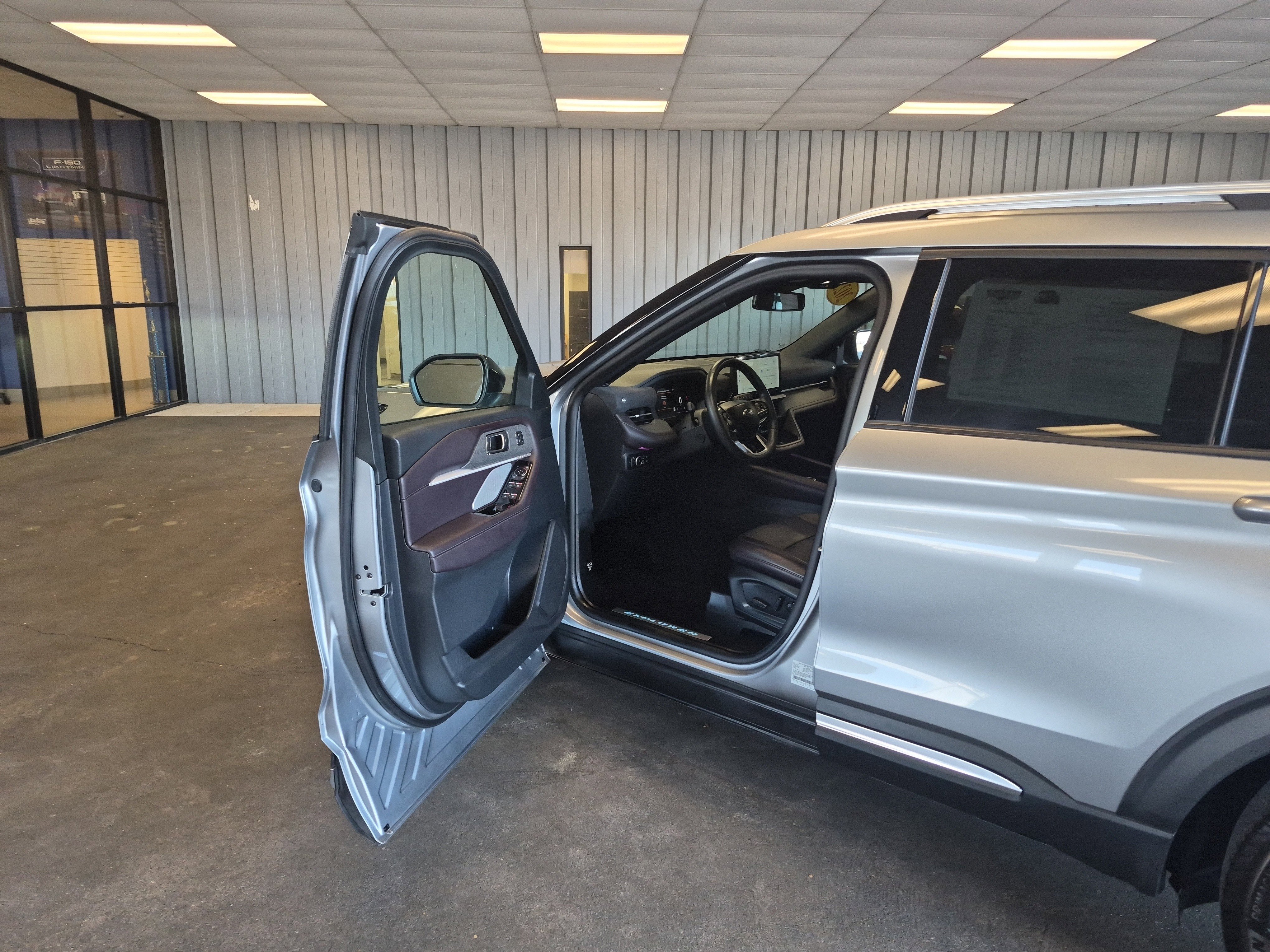 Certified 2025 Ford Explorer Platinum image 9