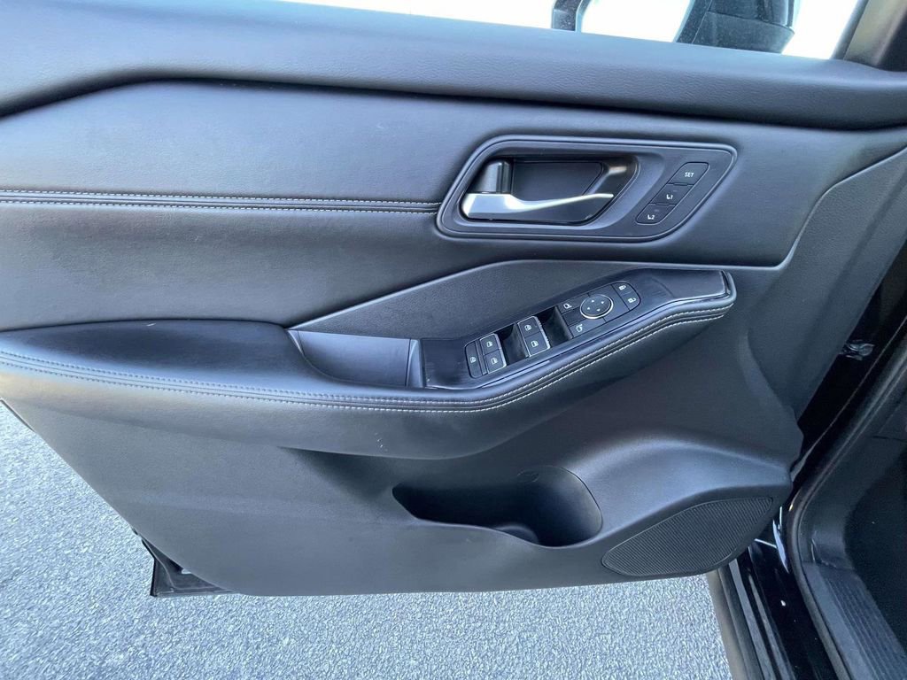 Used 2024 Nissan Rogue SL w/ SL Premium Package image 15