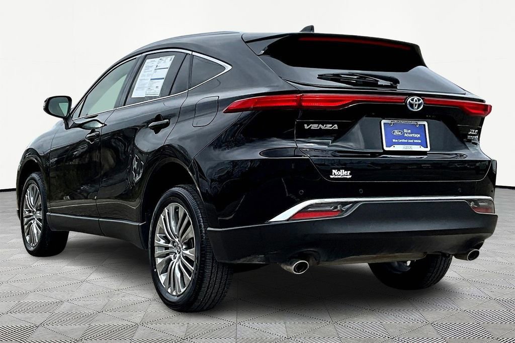 Used 2022 Toyota Venza XLE image 2
