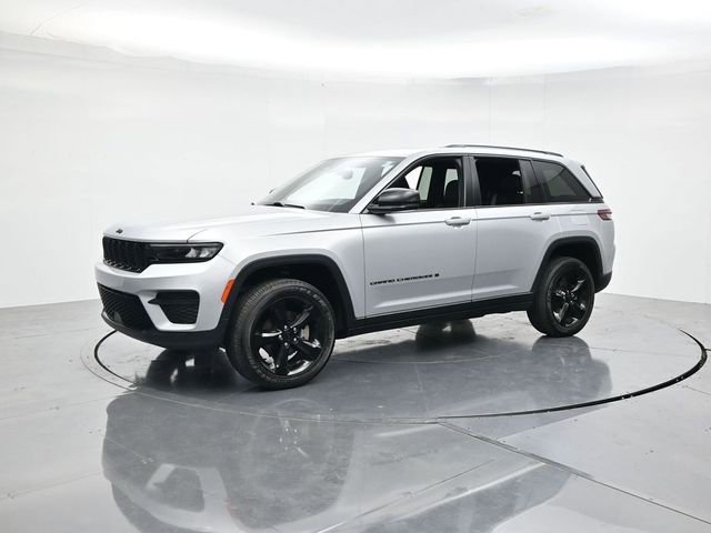 Used 2024 Jeep Grand Cherokee Altitude AWD/4WD image 5