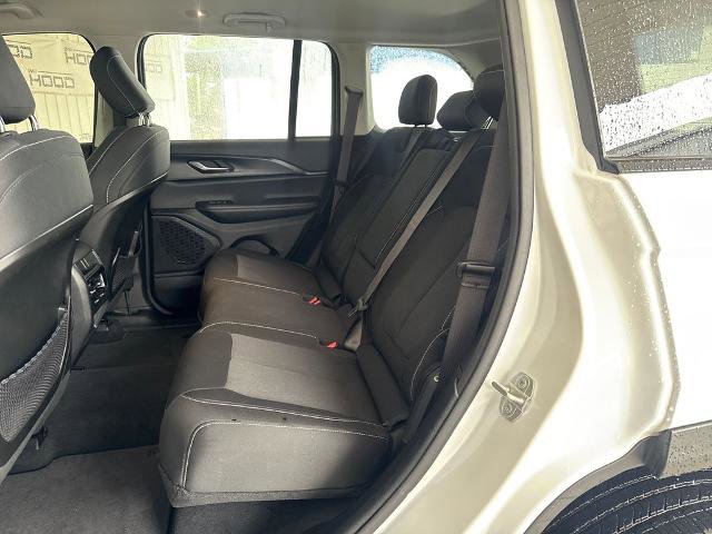 Used 2023 Jeep Grand Cherokee Laredo RWD image 9