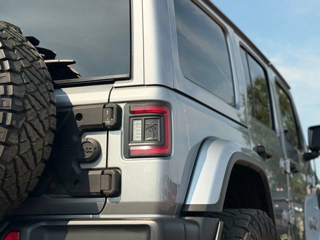 Used 2018 Jeep Wrangler Unlimited Sahara w/ Dual Top Group AWD/4WD image 27