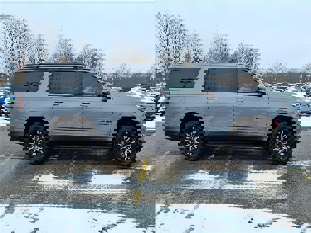 Used 2021 Chevrolet Suburban RST w/ Luxury Package image 9