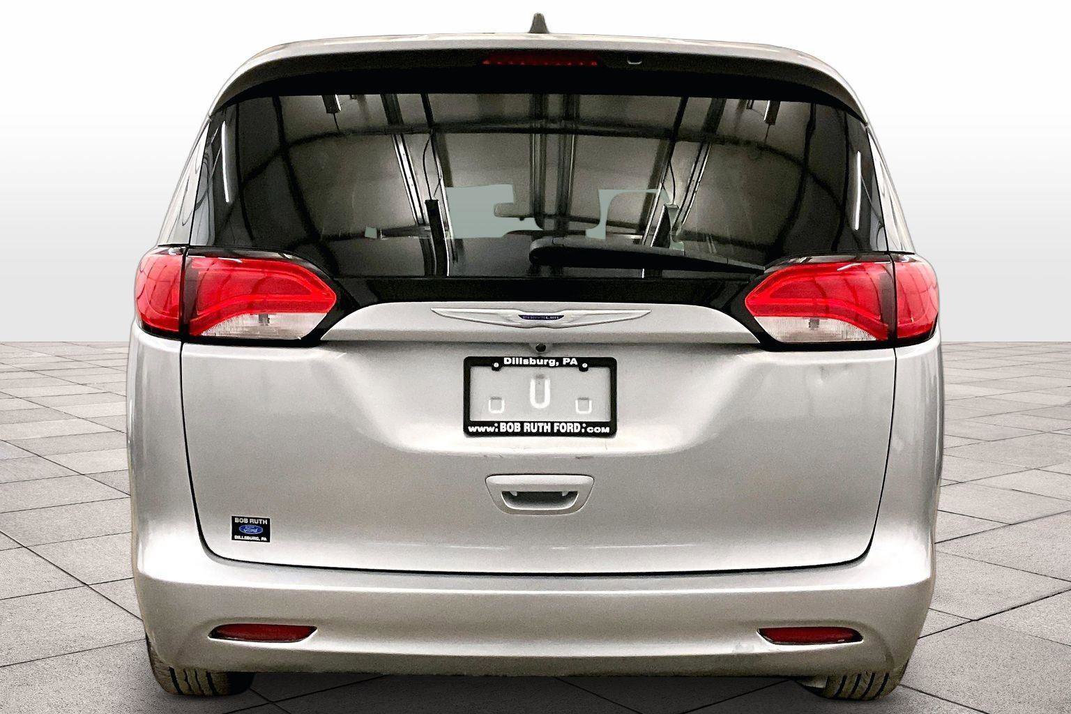 Used 2020 Chrysler Voyager L image 4