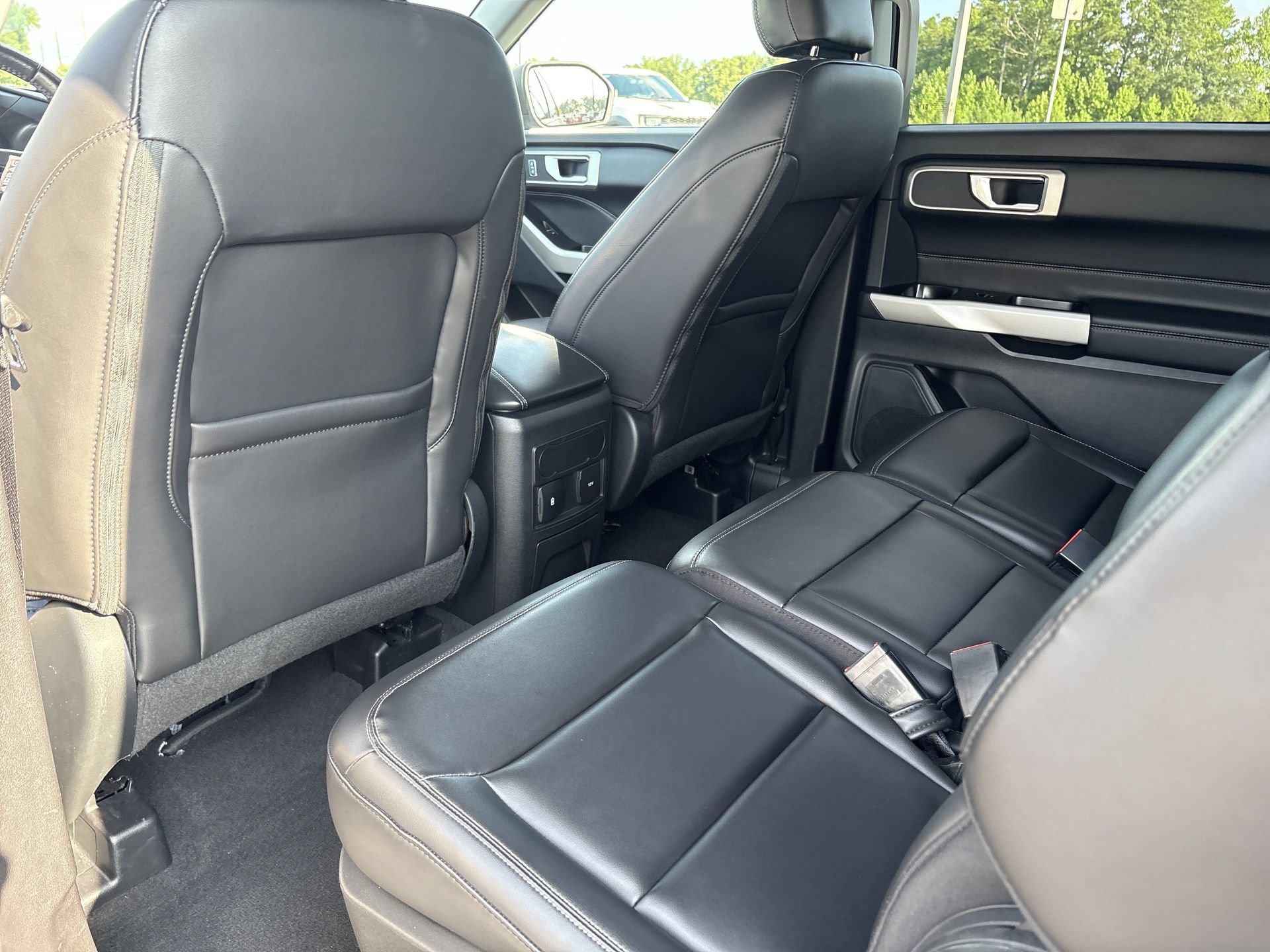 Certified 2022 Ford Explorer XLT w/ Equipment Group 202A AWD/4WD image 17