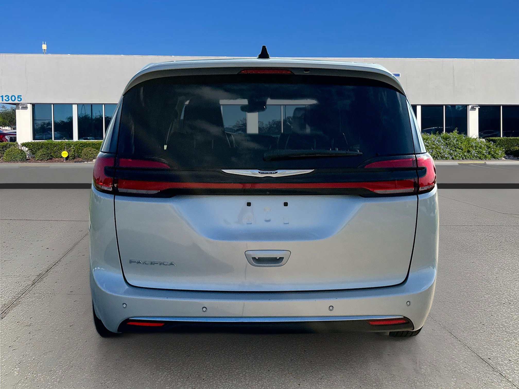 Used 2024 Chrysler Pacifica Touring-L image 4