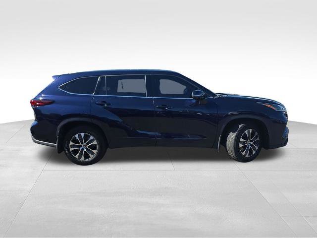 Used 2021 Toyota Highlander XLE AWD/4WD image 9