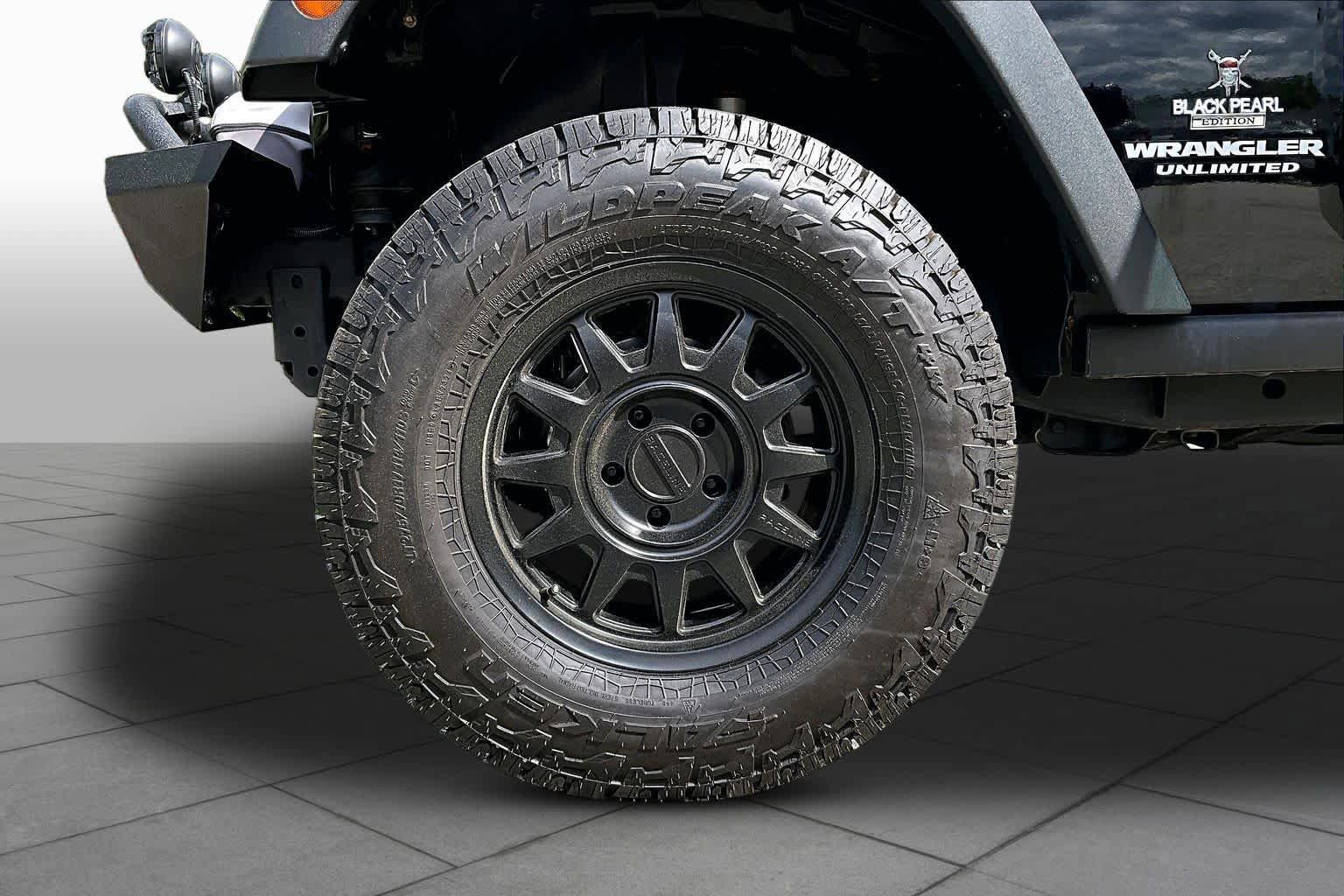 Used 2017 Jeep Wrangler Unlimited Rubicon w/ Connectivity Group AWD/4WD image 11