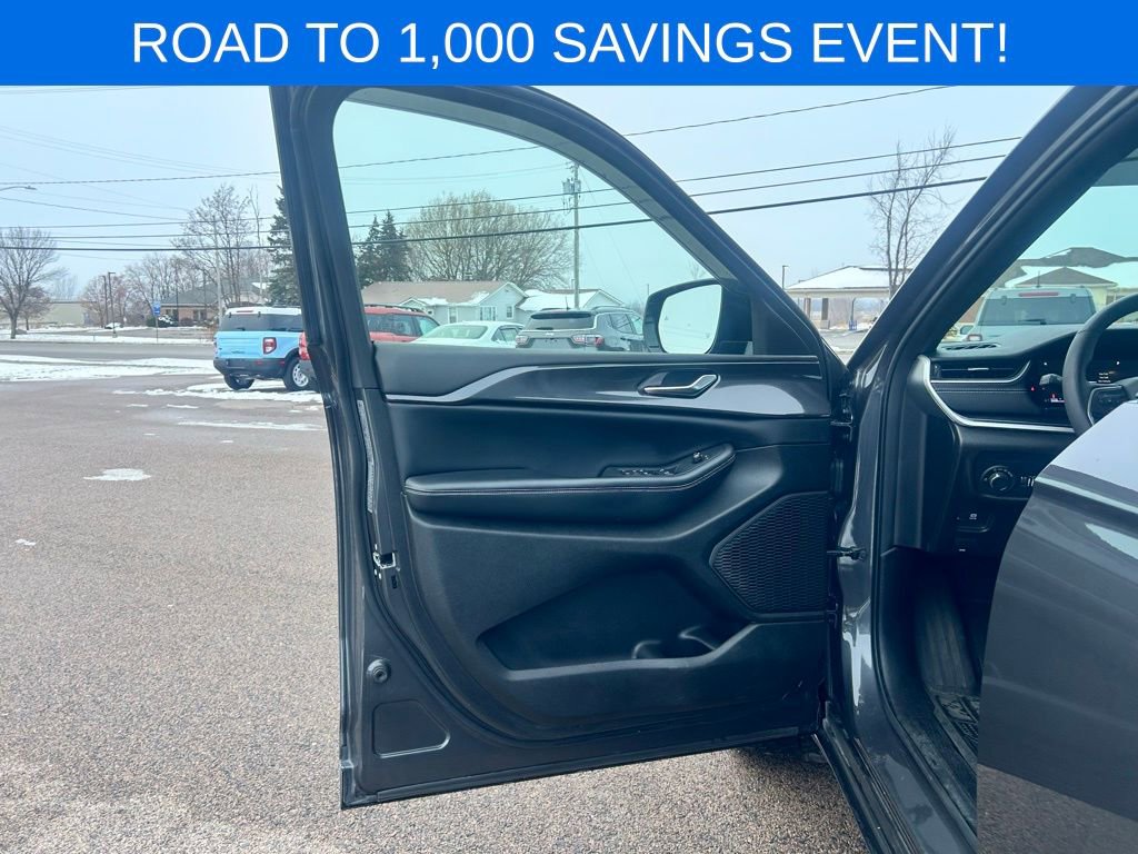 Used 2023 Jeep Grand Cherokee L Laredo image 11