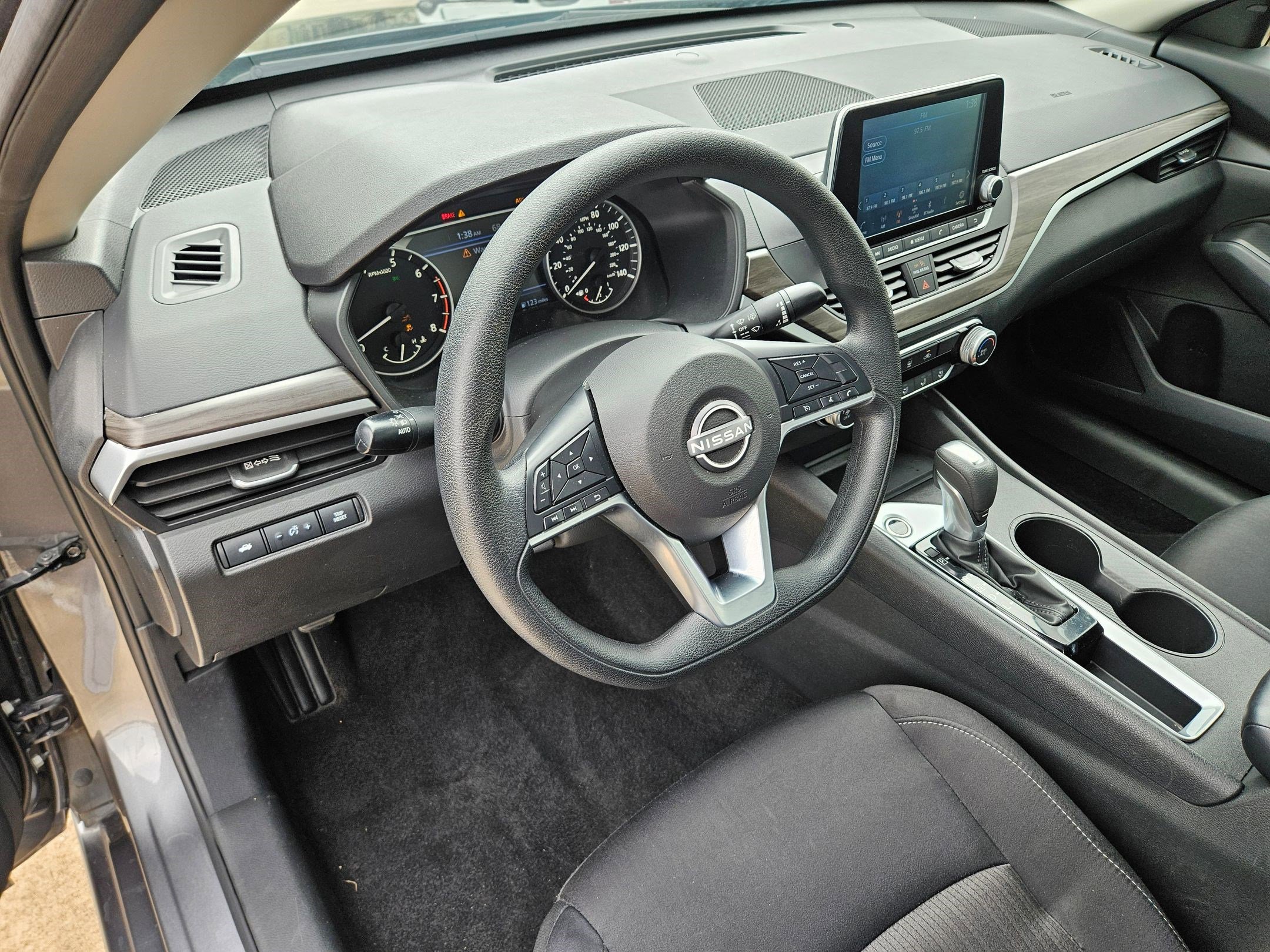 Used 2025 Nissan Altima 2.5 SV FWD image 16