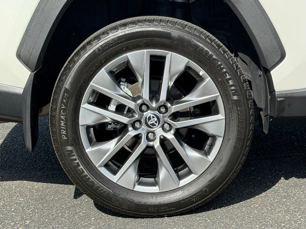 Used 2022 Toyota RAV4 XLE Premium image 12